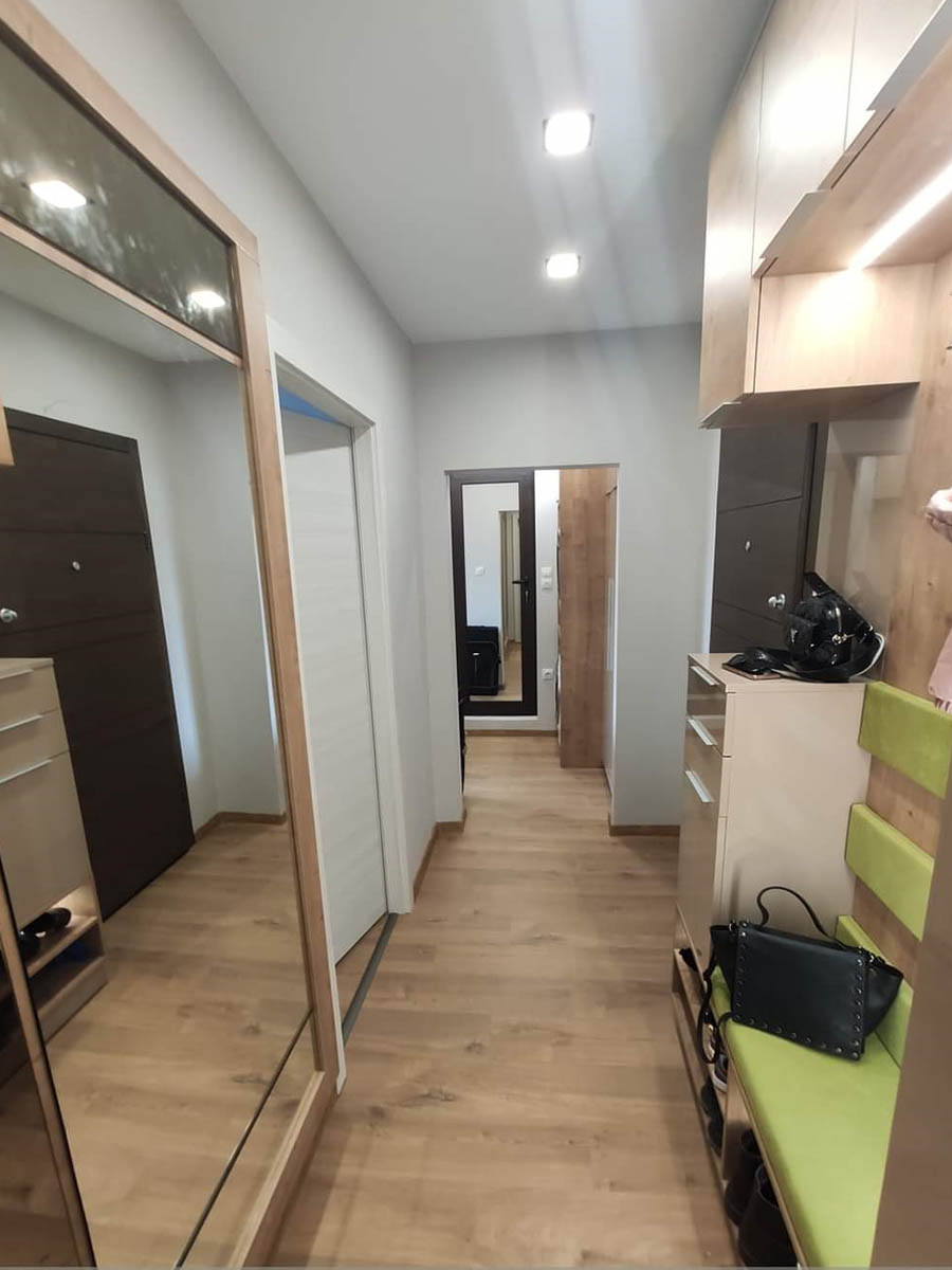 Burgas Quickstep koridor Жилище в Бургас с подови настилки от Tarkett