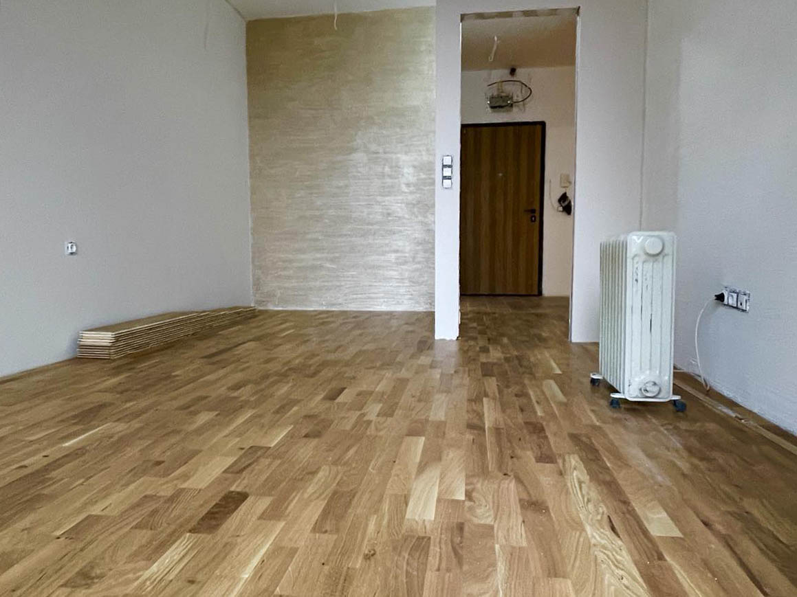 Апартамент с ламиниран паркет Quickstep