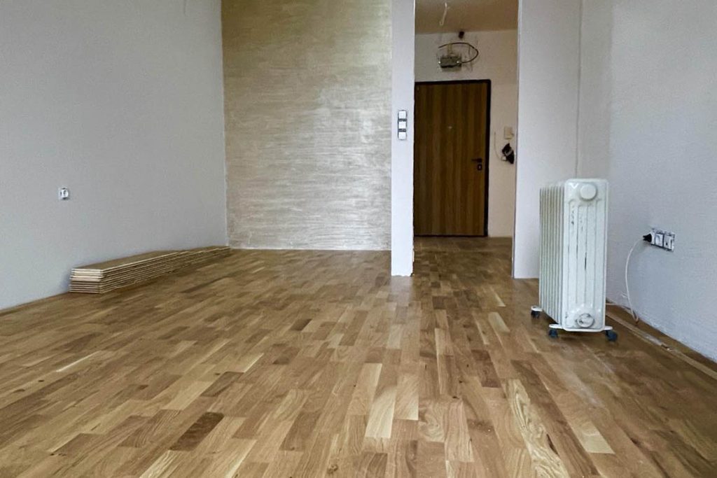 Апартамент с ламиниран паркет Quickstep