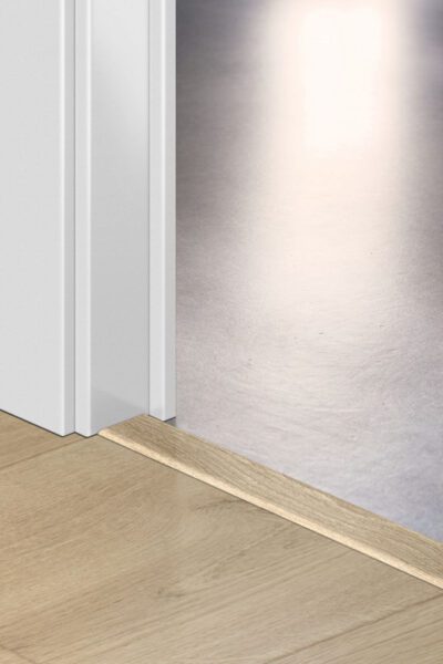 Лайстна MDF Incizo 3550 Дъб пустинен натурален светъл QSINCP03550 2.15м