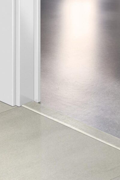 Лайстна PVC Incizo 40049 Светъл бетон QSVINCP40049 2.00м